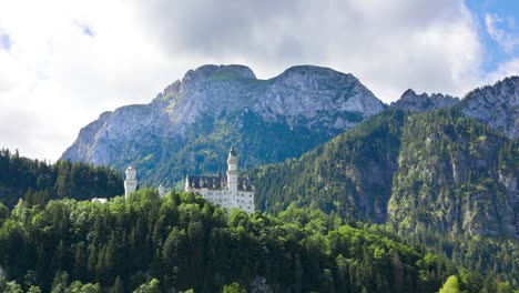 Schloss-Neuschwanstein-Bayerische-Alpen-Deutschland