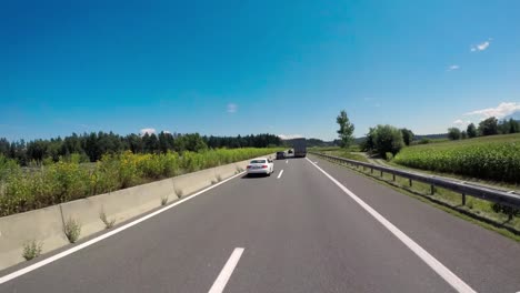 Timelapse-Coche-Conduciendo-Por-La-Autopista