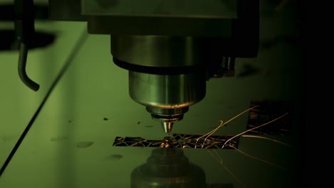 Corte-Por-Láser-Cnc-De-Metal,-Tecnología-Industrial-Moderna.