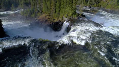 Der-Ristafallet-Wasserfall-Im-Westlichen-Teil-Von-Jämtland-Gilt-Als-Einer-Der-Schönsten-Wasserfälle-Schwedens.