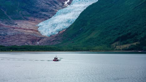El-Glaciar-De-Hielo-Negro-En-Noruega.