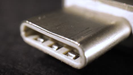 Makro-Nahaufnahme-Eines-USB-Typ-C-Thunderbolt-Flash-Speicherlaufwerks