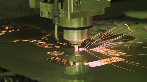Corte-Por-Láser-Cnc-De-Metal,-Tecnología-Industrial-Moderna.