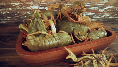 Live-crayfish-on-a-wooden-table