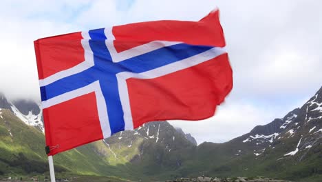Norwegen-Flagge.-Schöne-Natur-Norwegen-Naturlandschaft.