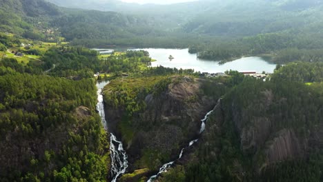 Latefossen-Ist-Einer-Der-Meistbesuchten-Wasserfälle-Norwegens-Und-Liegt-In-Der-Nähe-Von-Skare-Und-Odda-In-Der-Region-Hordaland,-Norwegen.-Besteht-Aus-Zwei-Getrennten-Bächen,-Die-Vom-See-Lotevatnet-Herabfließen.