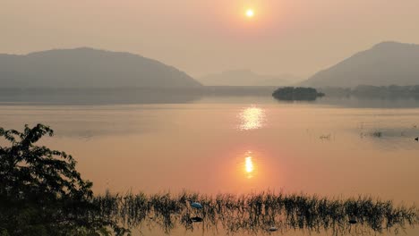 El-Lago-Man-Sagar-Es-Un-Lago-Artificial-Situado-En-Jaipur,-La-Capital-Del-Estado-De-Rajasthan-En-La-India.