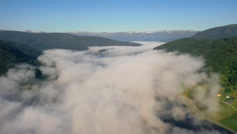 Imágenes-Aéreas-Hermosa-Naturaleza-Noruega-Sobre-Las-Nubes.