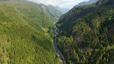 La-Carretera-Entre-Las-Montañas-De-Noruega-Se-Encuentra-Cerca-De-Skare-Y-Odda-En-La-Región-De-Hordaland,-Noruega.