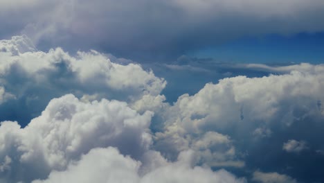Blauer-Himmel-Mit-Wolken-Aus-Der-Vogelperspektive