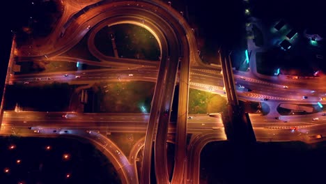 Nachtluftaufnahme-Einer-Autobahnkreuzung,-Verkehrswege-Im-Nächtlichen-Moskau