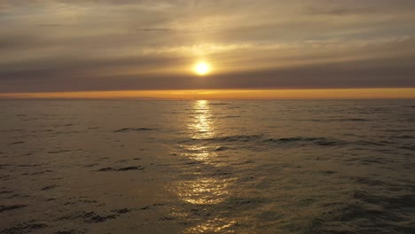 Luftaufnahme-Eines-Wunderschönen-Sonnenuntergangs-über-Dem-Meer.-Strand-Lofoten-Archipel,-Norwegen.