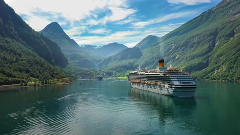 Kreuzfahrtschiffe-Am-Geirangerfjord,-Norwegen