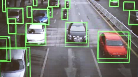 Überwachungskamera.-Echtzeit-Tracking-Von-Fahrzeugen-Und-Personen-Auf-Der-Straße.-Authentisches-Pixeliges-Bild-Von-Einem-Echten-Monitor.