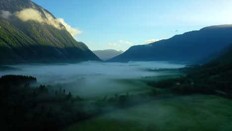 Niebla-Matutina-Sobre-El-Valle-Entre-Las-Montañas-A-La-Luz-Del-Sol.-Niebla-Y-Hermosa-Naturaleza-De-Imágenes-Aéreas-De-Noruega.
