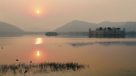 Jal-Mahal-(que-Significa-Palacio-Del-Agua)-Es-Un-Palacio-En-Medio-Del-Lago-Man-Sagar-En-La-Ciudad-De-Jaipur,-La-Capital-Del-Estado-De-Rajasthan,-India.