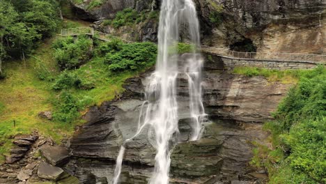 Steinsdalsfossen-Ist-Ein-Wasserfall-Im-Dorf-Stein-In-Der-Gemeinde-Kvam-Im-Kreis-Hordaland,-Norwegen.-Der-Wasserfall-Ist-Eine-Der-Meistbesuchten-Touristenattraktionen-Norwegens.