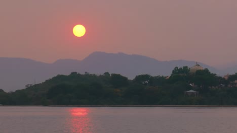 Udaipur-Sunset,-Auch-Bekannt-Als-Die-Stadt-Der-Seen,-Ist-Eine-Stadt-Im-Bundesstaat-Rajasthan-In-Indien.-Es-Ist-Die-Historische-Hauptstadt-Des-Königreichs-Mewar-Im-Ehemaligen-Rajputana-Gebiet.