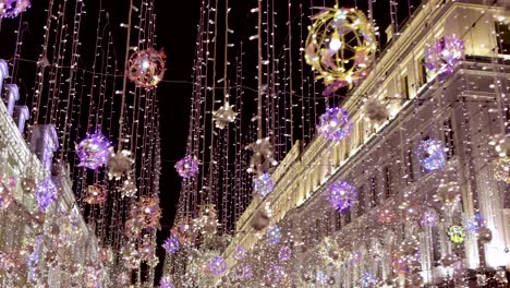 Guirnaldas-Navideñas-Decorativas-Callejeras.-Celebración-De-Año-Nuevo-Y-Navidad.