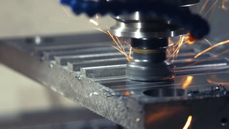 Metallbearbeitung-CNC-Drehmaschine-Fräsmaschine.-Schneiden-Von-Metall-Moderne-Verarbeitungstechnologie.