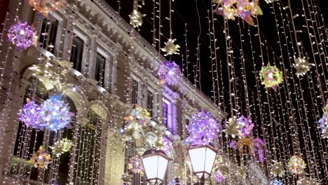 Guirnaldas-Navideñas-Decorativas-Callejeras.-Celebración-De-Año-Nuevo-Y-Navidad.
