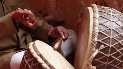 Rajasthan,-Inder.-Schlagzeuger-Spielt-Traditionelles-Indisches-Instrument-Auf-Der-Straße.