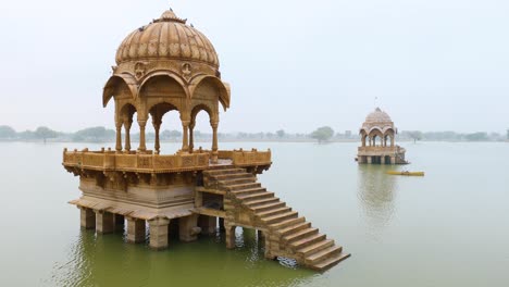 Lago-Gadsisar-Jaisalmer.-Jaisalmer,-Apodada-La-Ciudad-Dorada,-Es-Una-Ciudad-Del-Estado-Indio-De-Rajasthan.