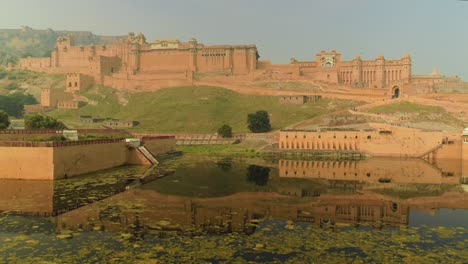 Amer-Fort-Es-Un-Fuerte-Ubicado-En-Amer,-Rajasthan,-India.-Ubicado-En-Lo-Alto-De-Una-Colina,-Es-La-Principal-Atracción-Turística-De-Jaipur.