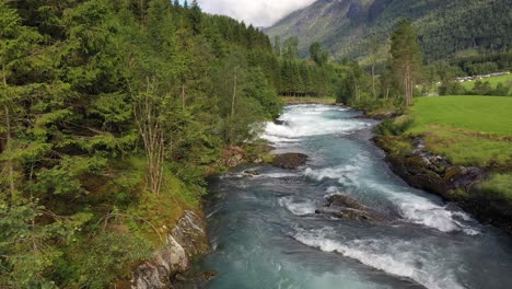 Montaña-Río-Hermosa-Naturaleza-Noruega-Paisaje-Natural.-Imágenes-Aéreas-Del-Lago-Lovatnet-Valle-De-Lodal.