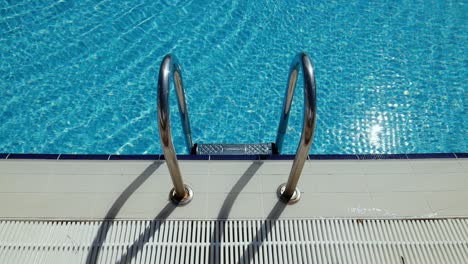 Haltegriffe,-Leiter-Im-Schwimmbad