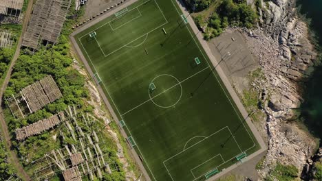 Norwegen-Lofoten-Fußballstadion-In-Henningsvær-Von-Oben.