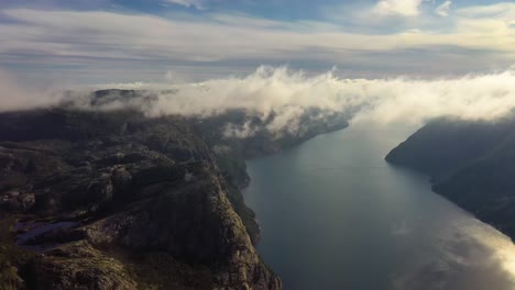 Luftaufnahmen-Schöne-Natur-Norwegen-über-Den-Wolken.