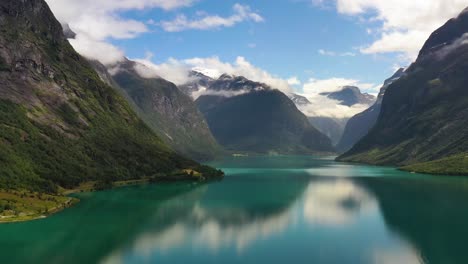 Schöne-Natur-Norwegen-Natürliche-Landschaft-Lovatnet-See.
