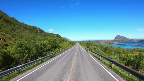 Punto-De-Vista-Del-Vehículo-Conduciendo-Un-Coche-En-Una-Carretera-En-Noruega