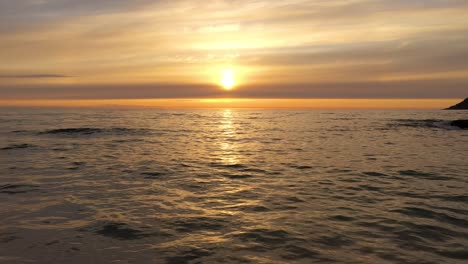 Luftaufnahme-Eines-Wunderschönen-Sonnenuntergangs-über-Dem-Meer.-Strand-Lofoten-Archipel,-Norwegen.