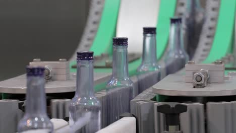 Botellas-En-La-Planta-O-Fábrica-De-La-Línea-De-Producción.