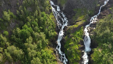 Latefossen-Es-Una-De-Las-Cascadas-Más-Visitadas-De-Noruega-Y-Se-Encuentra-Cerca-De-Skare-Y-Odda-En-La-Región-De-Hordaland,-Noruega.-Consta-De-Dos-Arroyos-Separados-Que-Fluyen-Desde-El-Lago-Lotevatnet.
