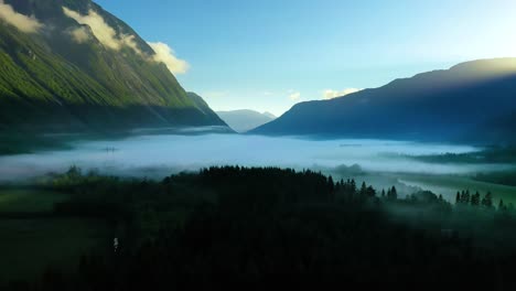 Morgennebel-über-Dem-Tal-Zwischen-Den-Bergen-Im-Sonnenlicht.-Nebel-Und-Wunderschöne-Natur-Norwegischer-Luftaufnahmen.
