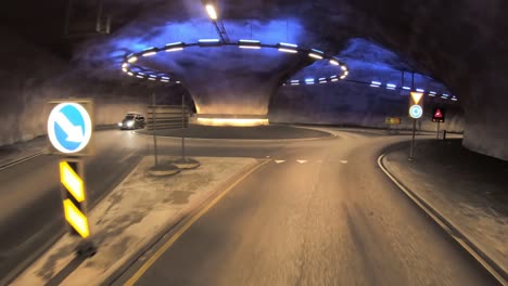 Butunnel-Ist-Ein-Dreiarmiger-Tunnel-In-Norwegen.-Im-Tunnel-Befindet-Sich-Ein-Kreisverkehr.-Autofahrten-Durch-Den-Tunnel-Aus-Der-Sicht-Des-Fahrens
