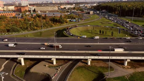 Luftaufnahme-Eines-Autobahnkreuzes-Mit-Verkehrswegen-In-Moskau.