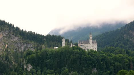 Zeitraffer-Schloss-Neuschwanstein-Bayerische-Alpen-Deutschland