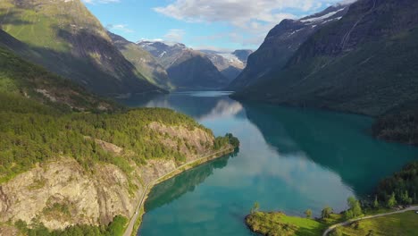 Hermosa-Naturaleza-Noruega-Paisaje-Natural-Lago-Lovatnet.