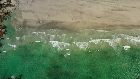 Playa-De-Mar-De-Olas-Abstractas-En-La-Vista-Superior.