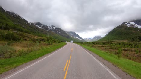 Punto-De-Vista-Del-Vehículo-Conduciendo-Un-Coche-Vr-Caravana-Viaja-Por-La-Carretera.-Vacaciones-Turísticas-Y-Viajes.-Hermosa-Naturaleza-Paisaje-Natural-De-Noruega.