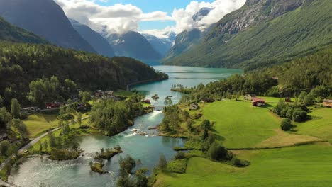 Schöne-Natur-Norwegen-Naturlandschaft.-Luftaufnahmen-Lovatnet-See-Lodal-Valley.