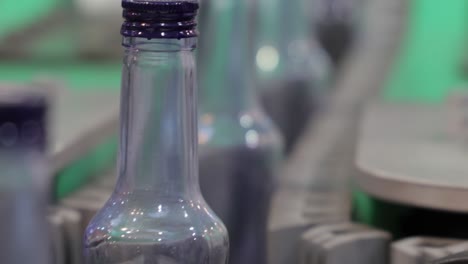 Botellas-En-La-Planta-O-Fábrica-De-La-Línea-De-Producción.