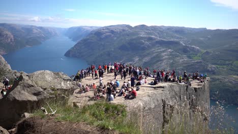 Noruega--15-De-Junio-De-2019:-Preikestolen-O-Prekestolen,-También-Conocido-Por-Las-Traducciones-Al-Inglés-De-Púlpito-Del-Predicador-O-Púlpito-De-Roca,-Es-Una-Famosa-Atracción-Turística-En-Forsand,-Ryfylke,-Noruega