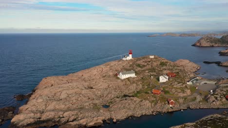 Leuchtturm-An-Der-Küste.-Der-Leuchtturm-Lindesnes-Ist-Ein-Küstenleuchtturm-An-Der-Südlichsten-Spitze-Norwegens.