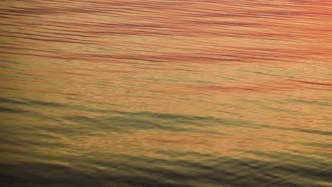 Schöne-Wasseroberfläche-Bei-Sonnenuntergang-Abstrakter-Hintergrund.