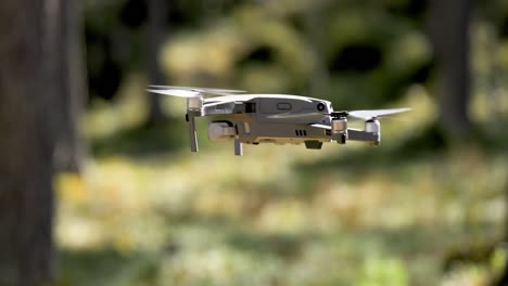 Drohnenkopter-Fliegt-Mit-Digitalkamera-Im-Wald